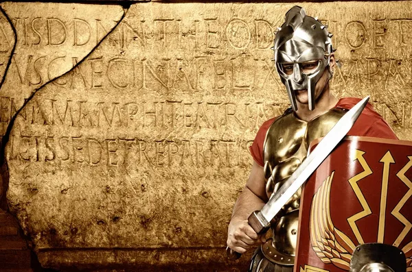 Ρωμαίο στρατιώτη λεγεωναρίων μπροστά από την αφηρημένη τοίχο — Φωτογραφία Αρχείου