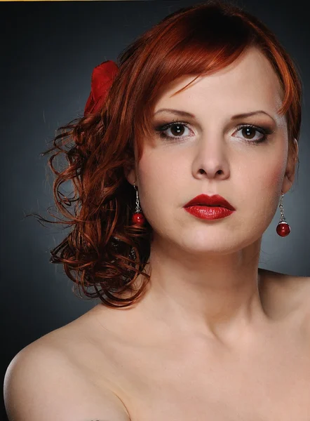 魅力的な赤毛の女性の肖像画 — ストック写真