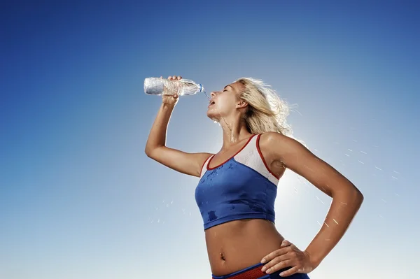 Jovem mulher bebendo água após exercício de fitness — Fotografia de Stock