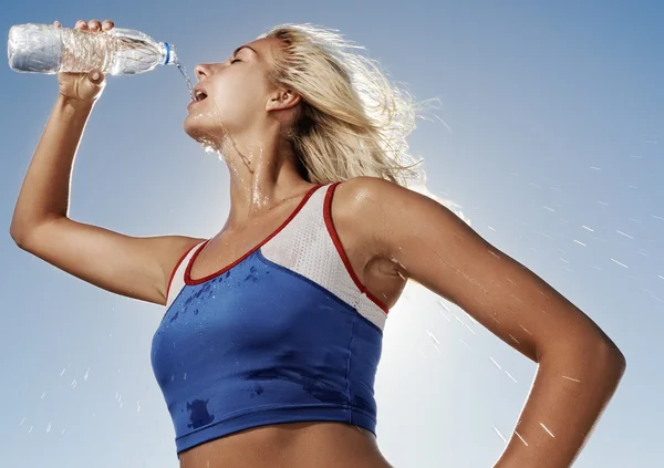 健身运动后喝水的年轻女子 — 图库照片