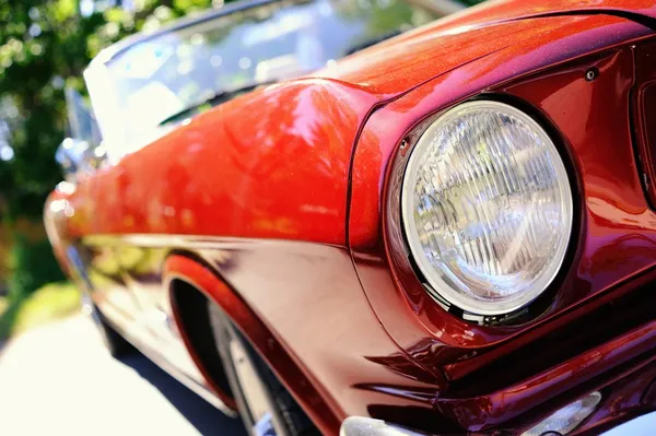 レトロな車が赤のフラグメント — ストック写真