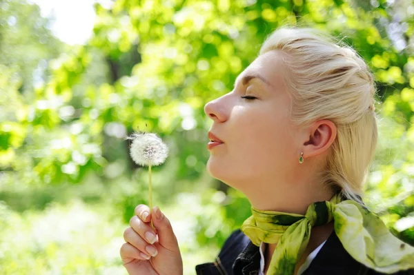 Közeli portré egy nőt fúj pitypang virág — Stock Fotó