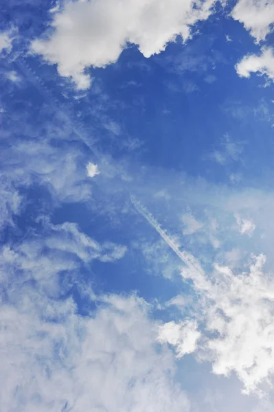 Kék ég bolyhos felhőkkel — Stock Fotó
