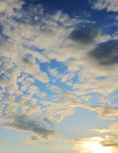Blå himmel med fluffiga moln — Stockfoto