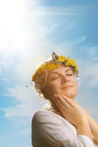 Çok güzel bir kelebek mavi gökyüzü üzerinde kadınla — Stok fotoğraf