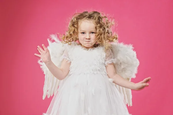 Hermosa niña ángel aislado sobre fondo rosa — Foto de Stock
