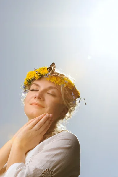 Mujer encantadora con una mariposa sobre el cielo azul —  Fotos de Stock