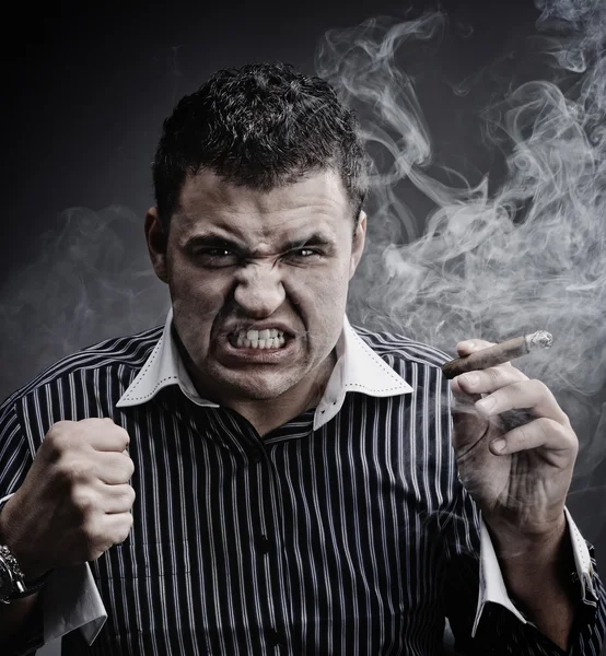 Portret człowieka palenie cygara — Zdjęcie stockowe