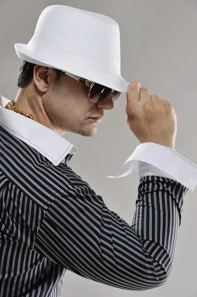 Przystojny mężczyzna w biały kapelusz — Zdjęcie stockowe