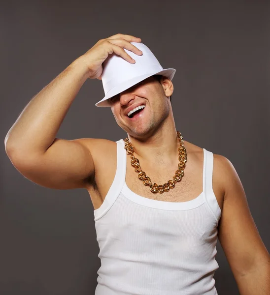 Стильный мужчина в белой шляпе — стоковое фото