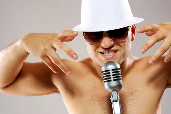 Homem glamoroso canta uma canção — Fotografia de Stock