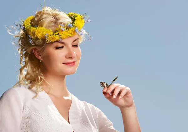 Mujer encantadora con una mariposa sobre el cielo azul —  Fotos de Stock