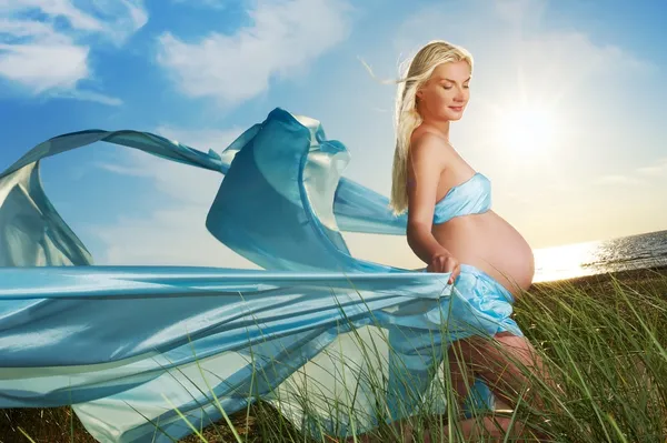 Красива вагітна жінка на відкритому повітрі — стокове фото