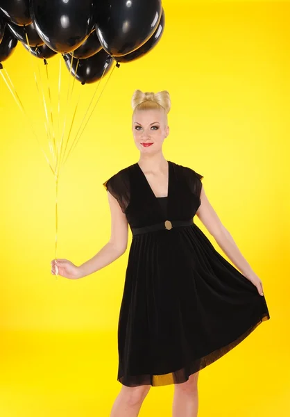 Прекрасна дама з чорними кульками — стокове фото
