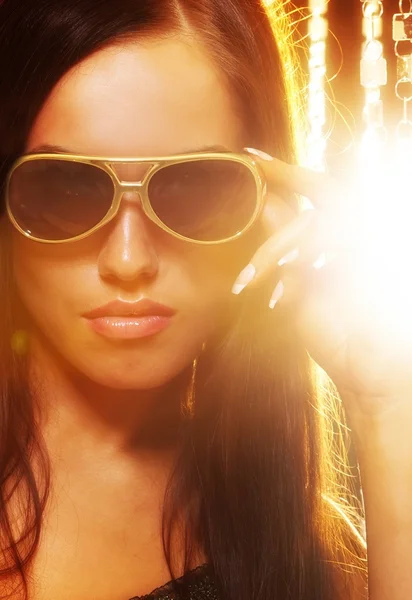Közeli portré egy elegáns nő napszemüveg — Stock Fotó