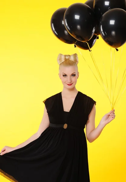 Adorável senhora com balões pretos — Fotografia de Stock