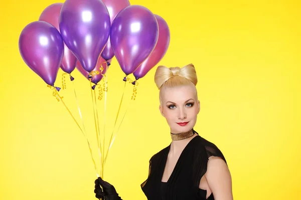 Beautiful lady with a bunch of purple balloons — Stock Photo, Image