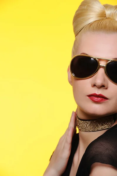 Close-up portrait of a beautiful woman in sunglasses — Stock Photo, Image