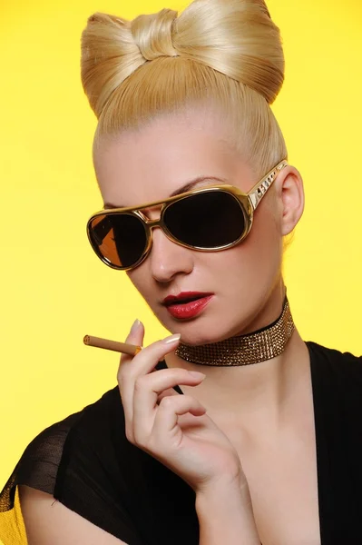 Linda senhora encantadora com um cigarro — Fotografia de Stock