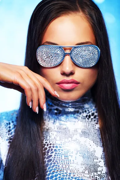 Bruna donna in occhiali da sole alla moda — Foto Stock