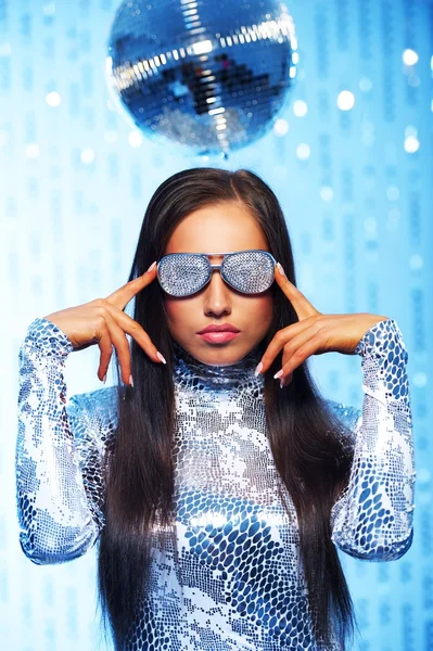 Жінка в стильних окулярах в диско-клубі — стокове фото