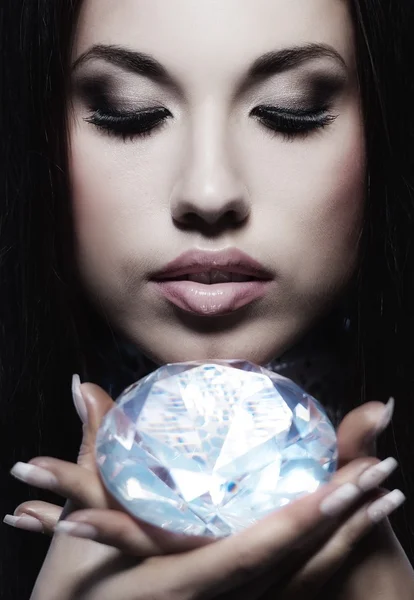 Egy gyönyörű nő egy gyémánt közeli portréja — Stock Fotó