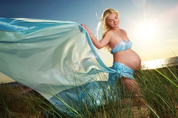 Красивая беременная женщина на улице — стоковое фото