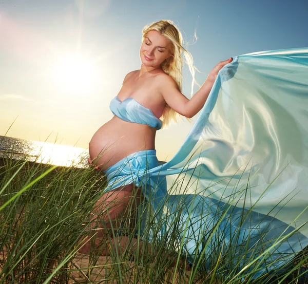 Красивая беременная женщина на улице — стоковое фото