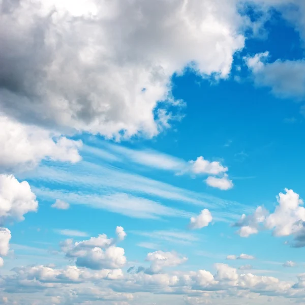 Cielo azul con nubes esponjosas — Foto de Stock