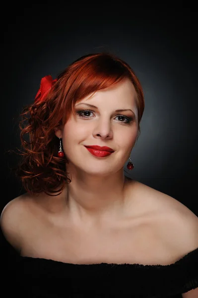 Vacker rödhårig kvinna — Stockfoto