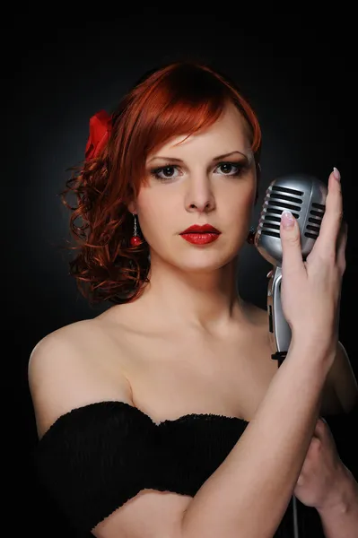 Bir mikrofon ile güzel şarkıcı — Stok fotoğraf