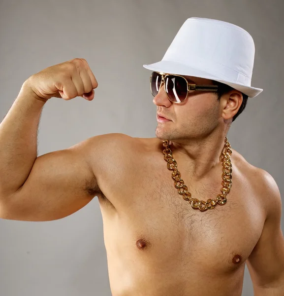 Stijlvolle mens in witte hoed — Stockfoto