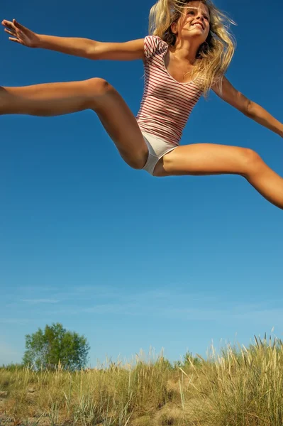 Glad liten flicka hoppande — Stockfoto