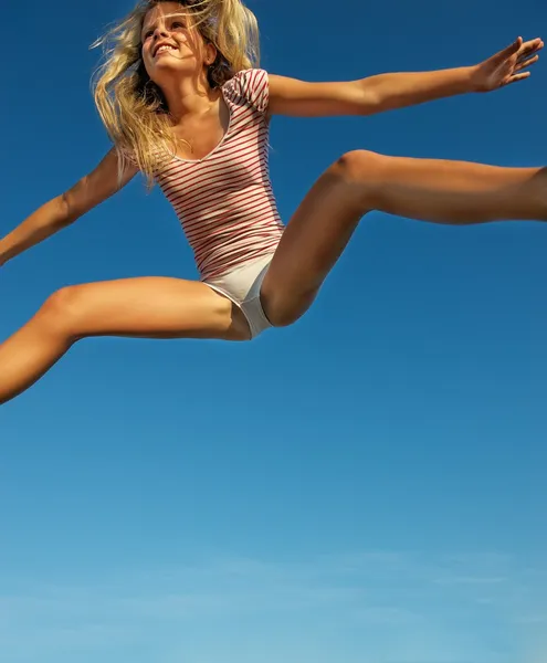 Feliz menina saltando — Fotografia de Stock