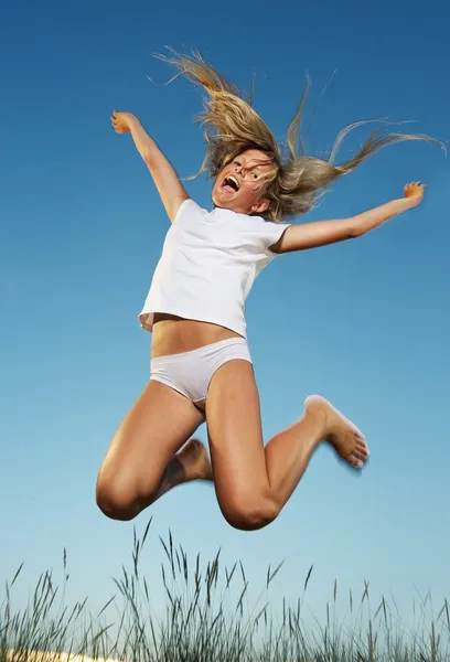 Glad liten flicka hoppande — Stockfoto