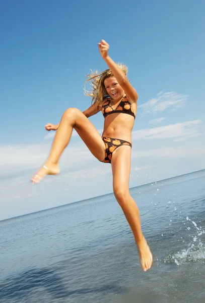 Menina feliz se divertindo em uma praia — Fotografia de Stock