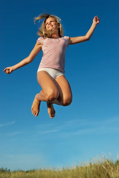 Felice bambina che salta — Foto Stock