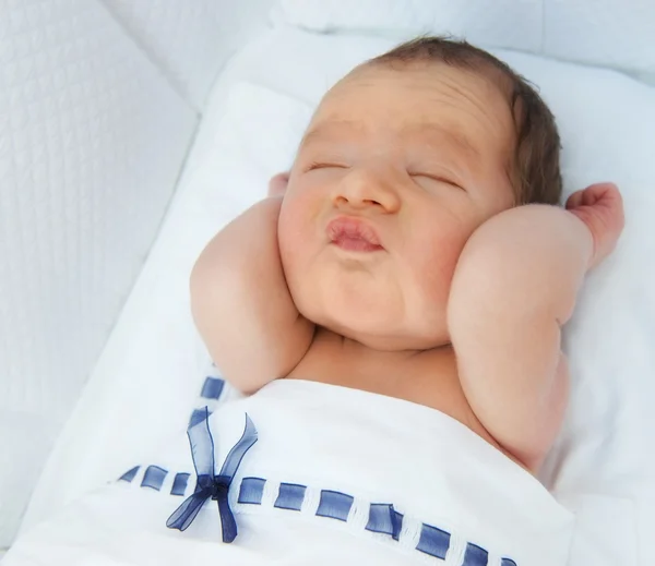Schlafendes Baby macht lustiges Gesicht — Stockfoto