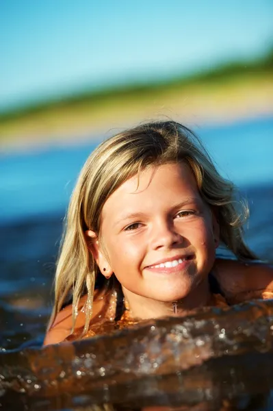 Glückliches Mädchen im Wasser — Stockfoto