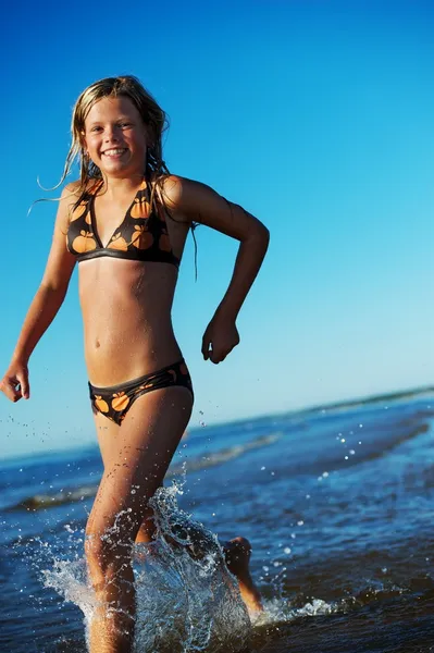 Szczęśliwa dziewczyna pracuje w morzu — Zdjęcie stockowe