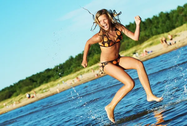 Menina feliz correndo no mar — Fotografia de Stock