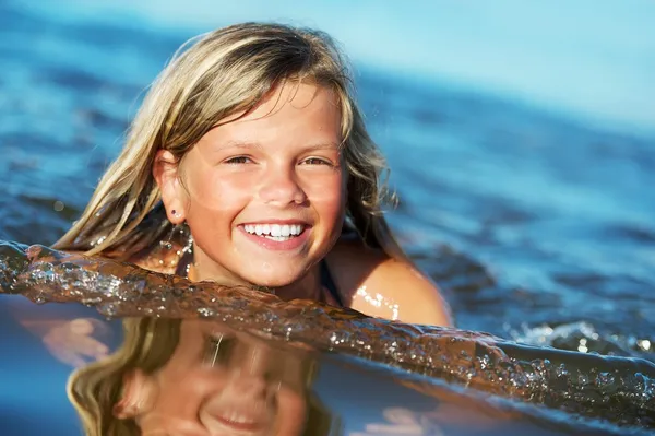 Šťastná dívka ve vodě — Stock fotografie