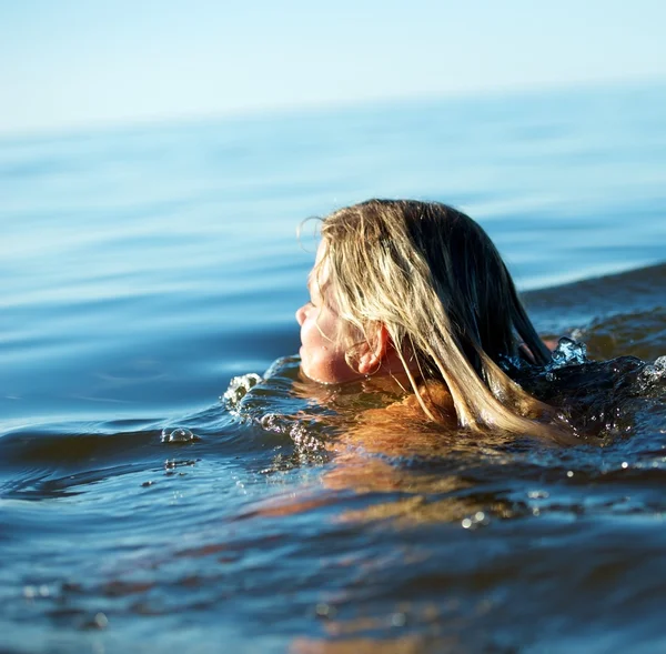 Девочка плавает в воде — стоковое фото