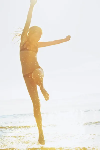 Menina feliz correndo no mar — Fotografia de Stock