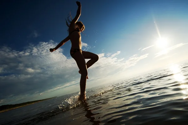 Ragazza felice che corre nel mare — Foto Stock