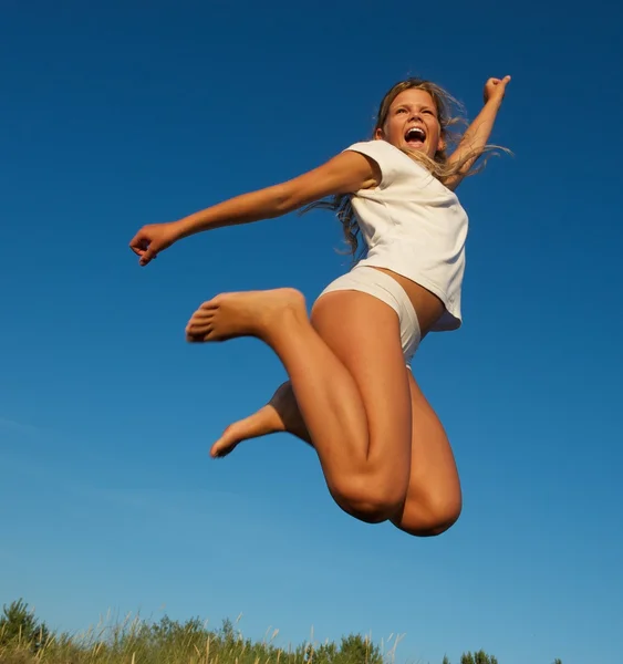 Szczęśliwa dziewczynka skoki — Zdjęcie stockowe