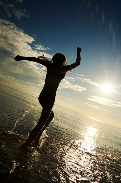 Chica feliz corriendo en el mar — Foto de Stock