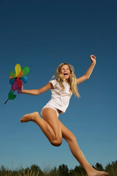 Feliz niña saltando — Foto de Stock