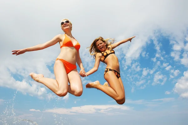 Felices amigos saltando al aire libre —  Fotos de Stock
