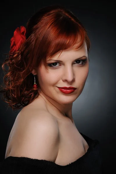 Vacker rödhårig kvinna — Stockfoto